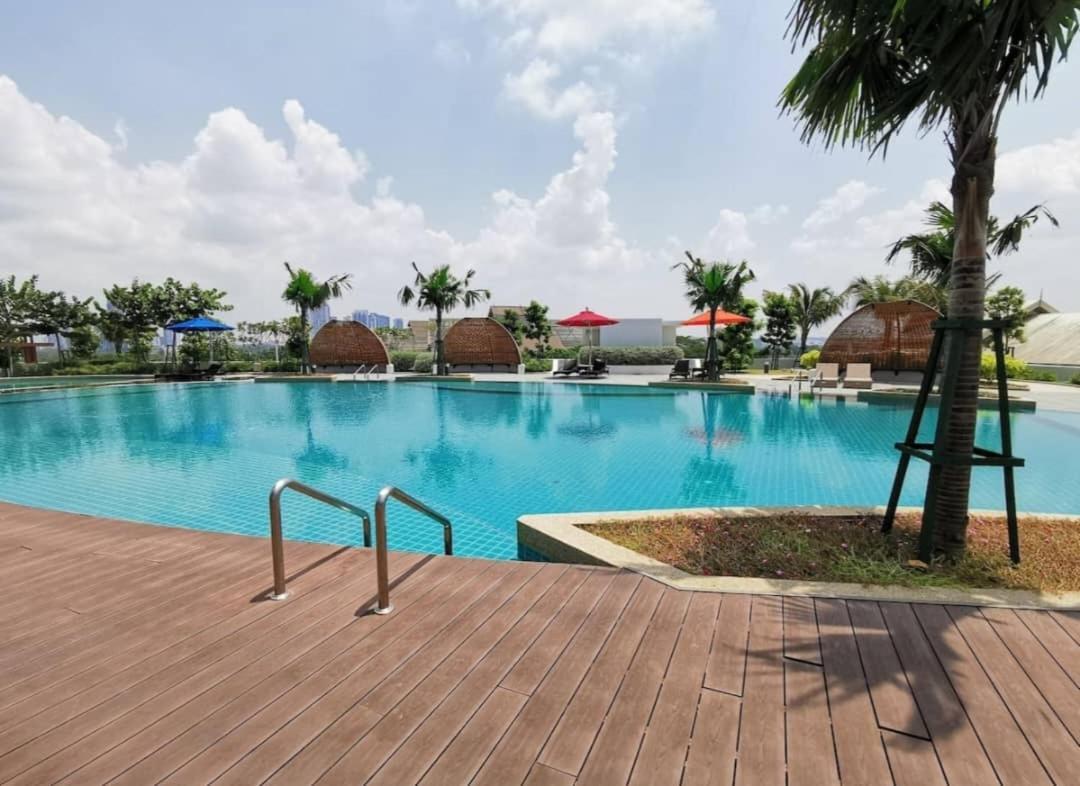 Almas Suites Poolview Netflix 100Mbps Bystay 努沙再也 外观 照片